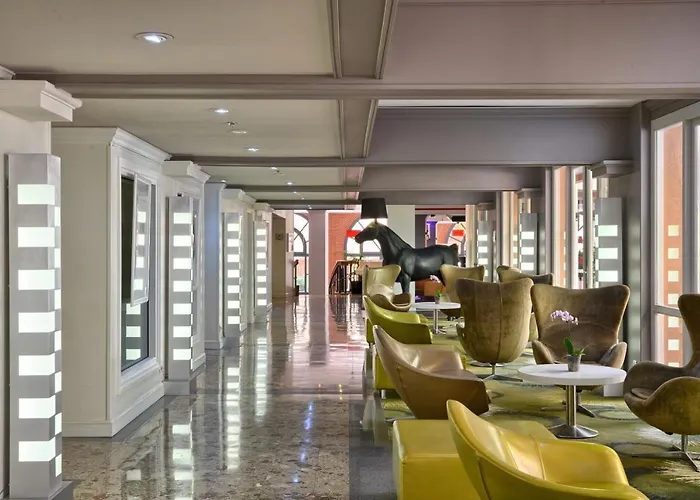 Отель Plaza Hotel Capitole Toulouse - Anciennement Crowne Plaza 4*